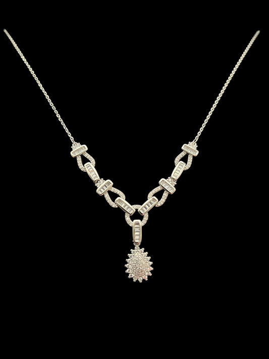 Elegant 925 silver pendant dazzling with CZ stone