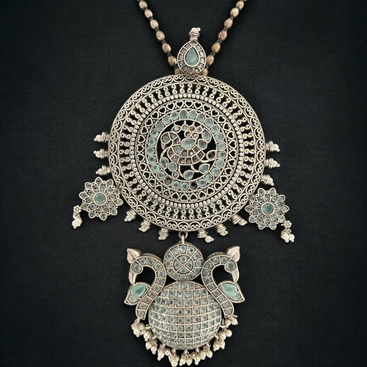 Oxidised pandent set with long chain