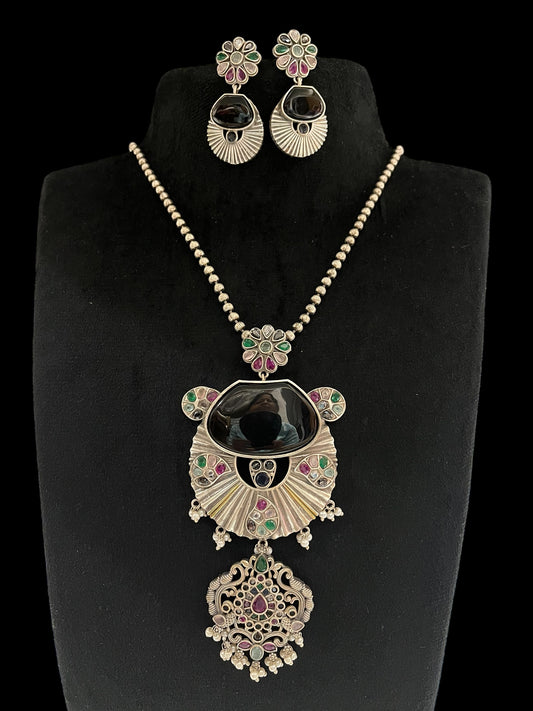 Oxidised pandent set with long chain