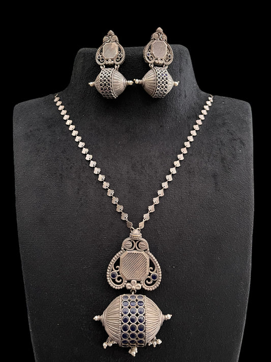 Pendant set with long chain