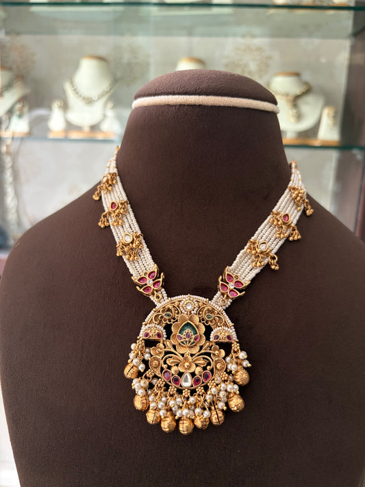 SL(625)Urvashi gold look necklace with pearl