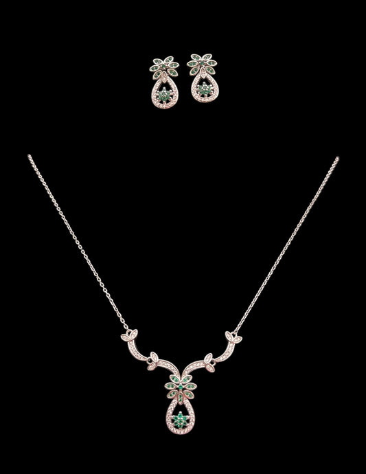 925 Silver flower pendant set with emerald