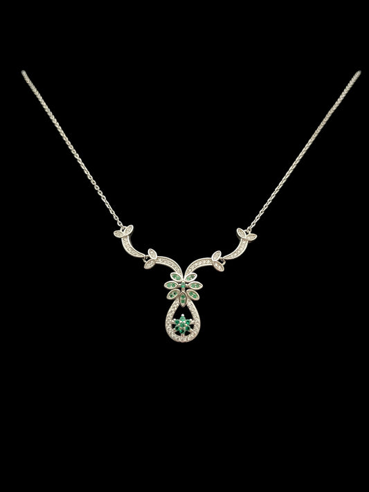 925 Silver flower pendant set with emerald