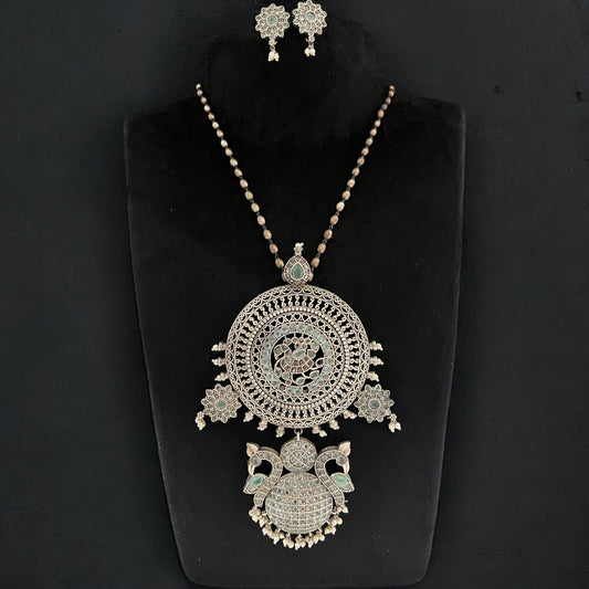 Oxidised pandent set with long chain