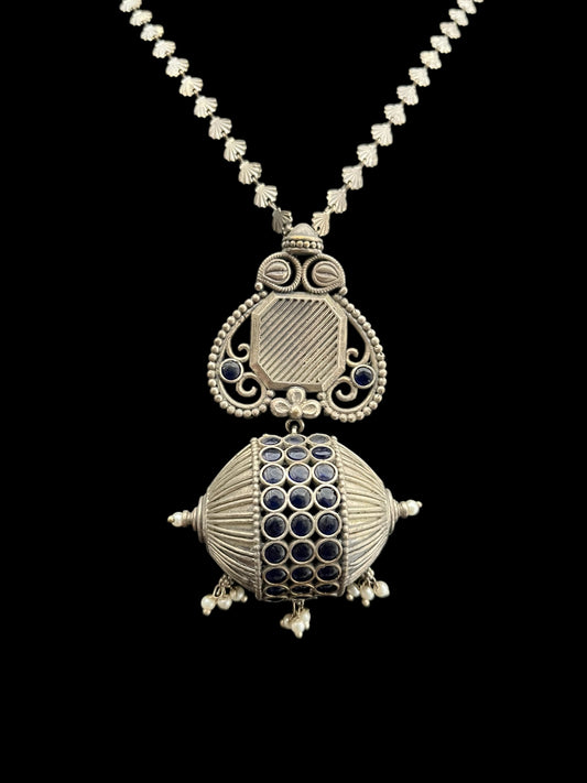 Pendant set with long chain