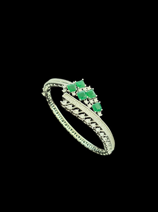 Emerald coloured stone bracelet