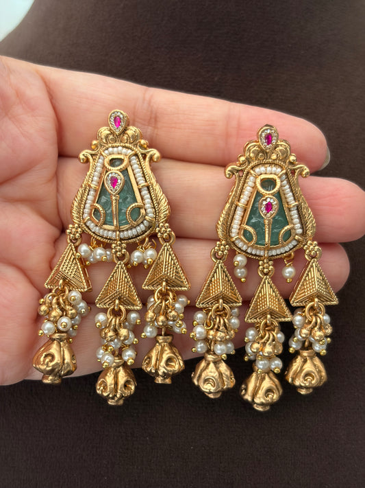 SL(1075)Niranjana gold look necklace with carving stone